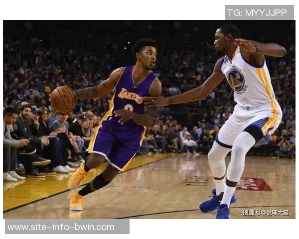 尼克杨谈布克遭遇重演称强行打控卫让人无奈