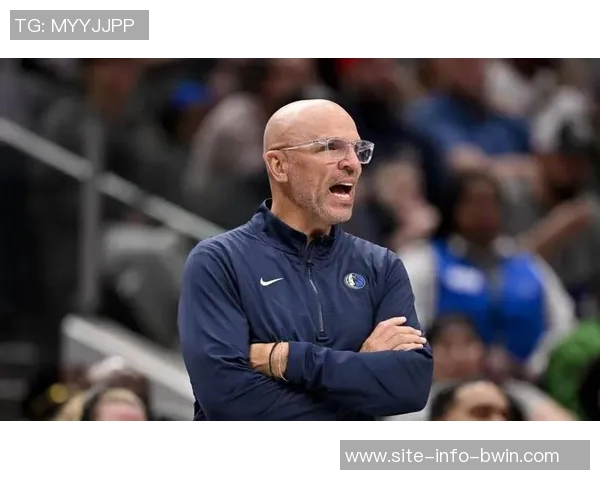 独行侠老板现场观战NBA中国赛女兆日月笑容成经典表情包