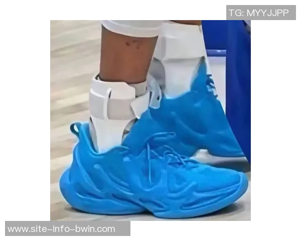 库里致敬韦德经典鞋款感谢12年前的支持与喜爱