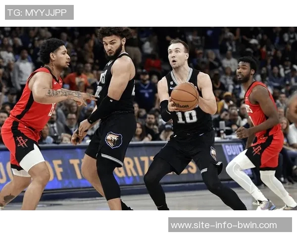 格雷森阿伦状态火热近三场场均24分助攻和抢断表现抢眼正负值高达19