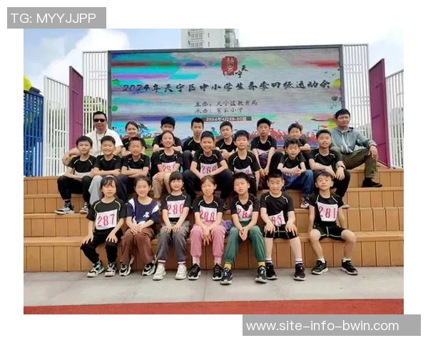 上海市足协热烈祝贺海港队在上海足球史上创造辉煌成就的壮丽篇章