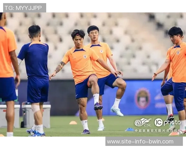 山东泰山队在武汉体育中心进行赛前踩场训练为即将到来的比赛做好准备